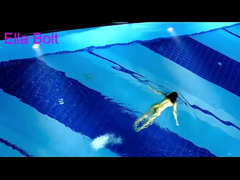 ❤️ Ik kin net ophâlde te sjen, jonge blonde fongen neaken swimmen yn ELLA BOLT resort pool ️❌ Moaie porno op fy.serviporno.ru ☑
