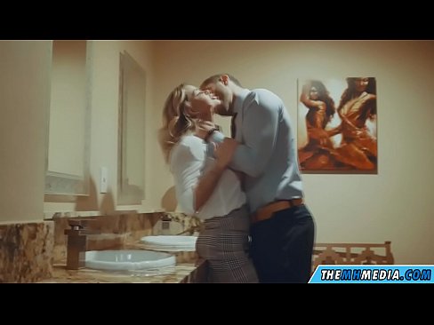 ❤️ As in busty blonde jo ferliedt yn in iepenbier toilet ️❌ Moaie porno op fy.serviporno.ru ☑